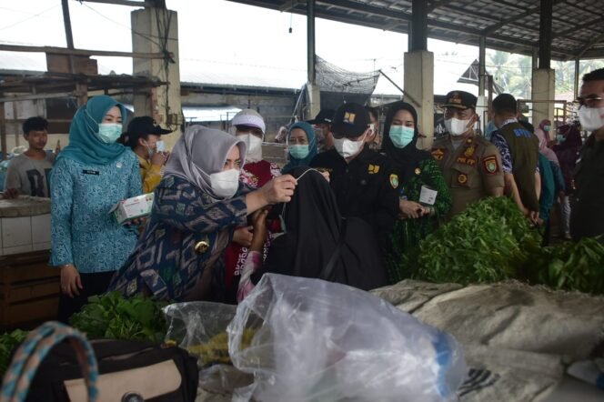 
					Bupati dan Wabup Musi Rawas Bagi Masker di Dua Pasar, Antisipasi ISPA Akibat Kabut Asap Karhutla