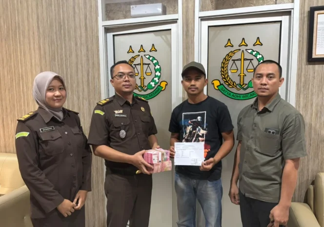 
					Kejari Linggau Terima Uang Denda 200 Juta dari Terpidana Kasus APAR Muratara